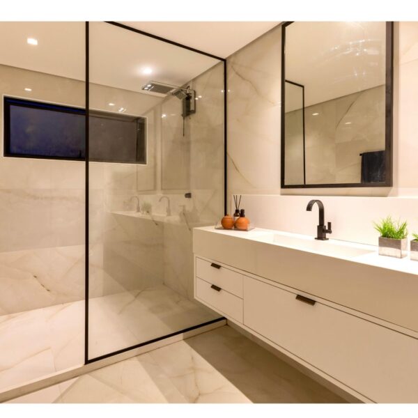 Transformer sa salle de bain en oasis apaisante : matériaux naturels, éclairage doux et astuces déco irrésistibles Image