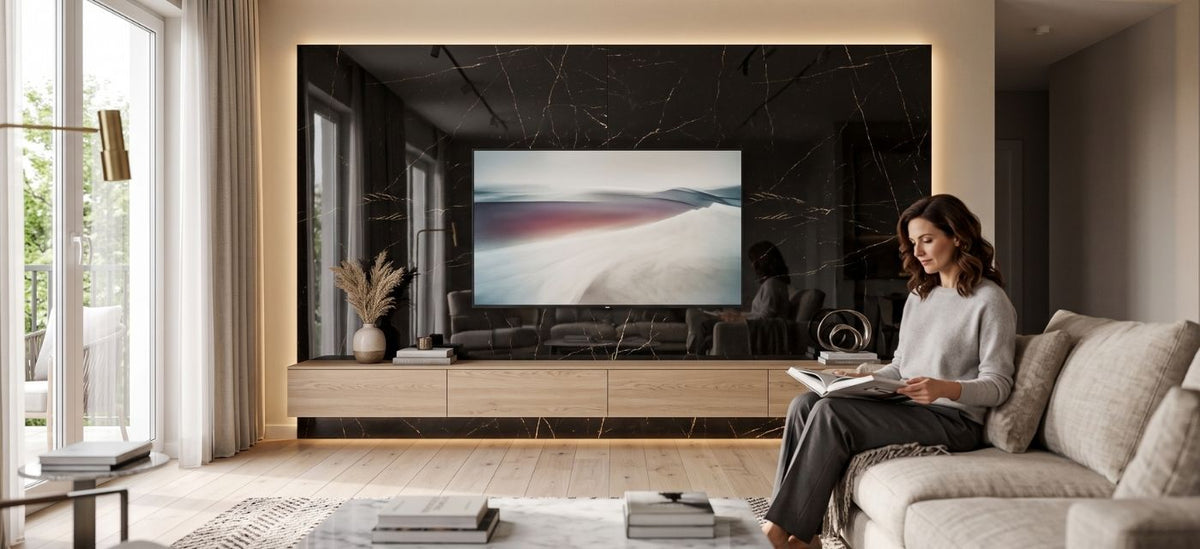 mur TV en panneau PVC marbre noir et or, meuble TV suspendu, éclairage LED indirect