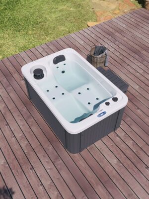 Spa Rectangulaire en Acrylique Gris – Modèle PS-J200 _ 2 Places Allongées avec 15 Jets Hydromassants