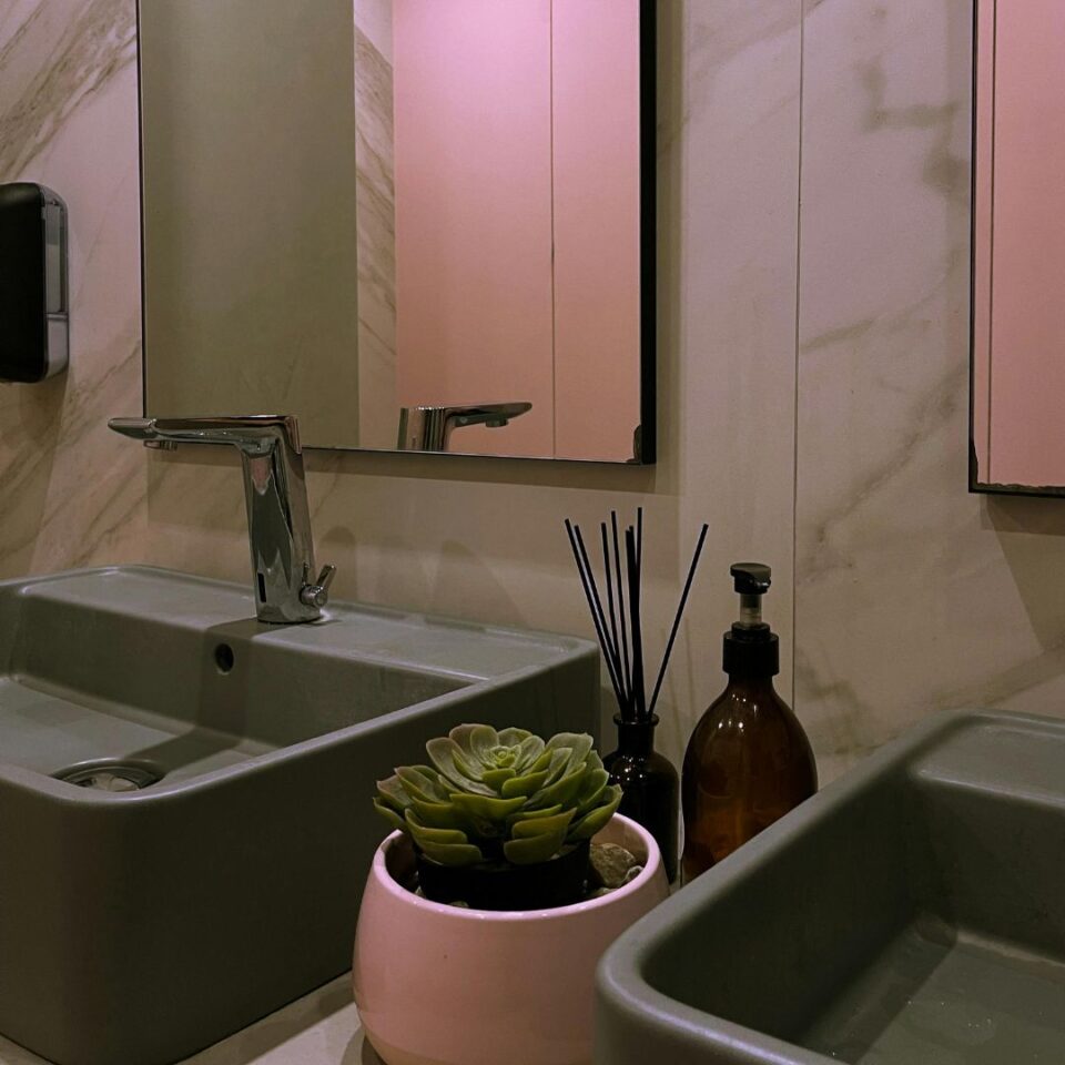 Aromathérapie et lumière douce : secrets de salle de bain relaxante